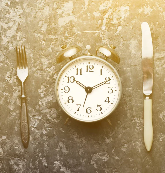Timpul Pentru Micul Dejun Ceas Deșteptător Furculiță Cuțit Masă Beton — Fotografie, imagine de stoc