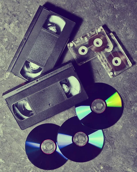 Entertainment Media Technologie Van Jaren Audiocassettes Videobanden Een Zwarte Betonnen — Stockfoto