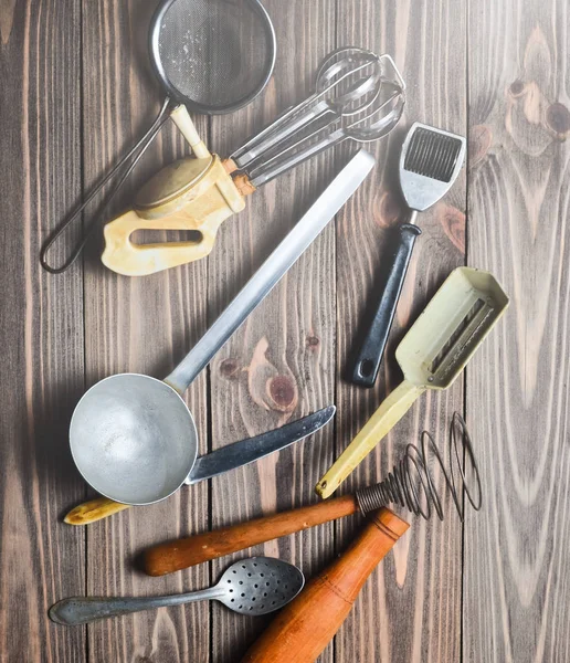 一套旧厨房用具和餐具放在一张木桌上 厨房里的老式烹饪 顶部视图 — 图库照片