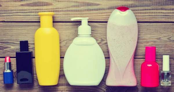 Productos Para Ducharse Botellas Cosméticos Para Mujer Sobre Una Mesa —  Fotos de Stock