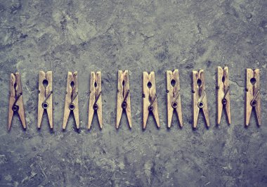 Bir beton yüzey üzerinde birçok clothespins dönüştürün. Üstten görünüm.