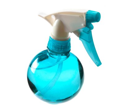 Beyaz arka plan üzerinde izole püskürtücü mavi plastik şişe.