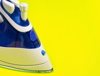 Sarı bir arka plan üzerinde Ütü demir parçası.