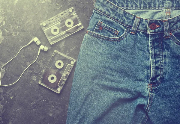 Jeans Cassette Audio Disposition Casque Sur Une Table Béton Noir — Photo