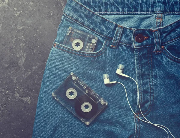 Jeans Audiocassette Koptelefoon Lay Out Een Zwarte Betonnen Tafel Conceptuele — Stockfoto