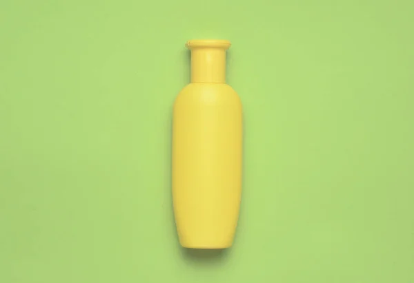 Gele Fles Shampoo Een Groene Achtergrond Trend Van Minimalisme Bovenaanzicht — Stockfoto