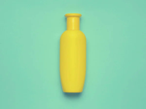 Gele Fles Shampoo Een Blauwe Achtergrond Trend Van Minimalisme Bovenaanzicht — Stockfoto
