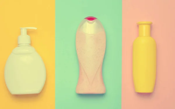 Botellas Productos Para Ducha Baño Sobre Fondo Pastel Multicolor Champú —  Fotos de Stock