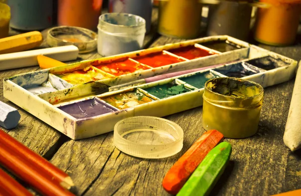 Strumenti Artista Ispirazione Creare Oggetti Disegnare Pittura Pastelli Matite Tavolo — Foto Stock