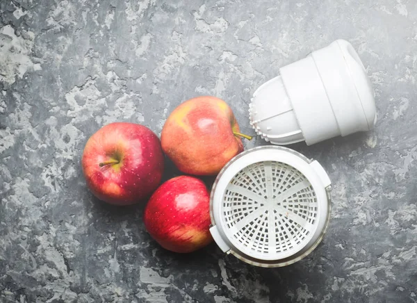 Presse Agrumes Pommes Main Sur Une Table Béton Concept Aliments — Photo