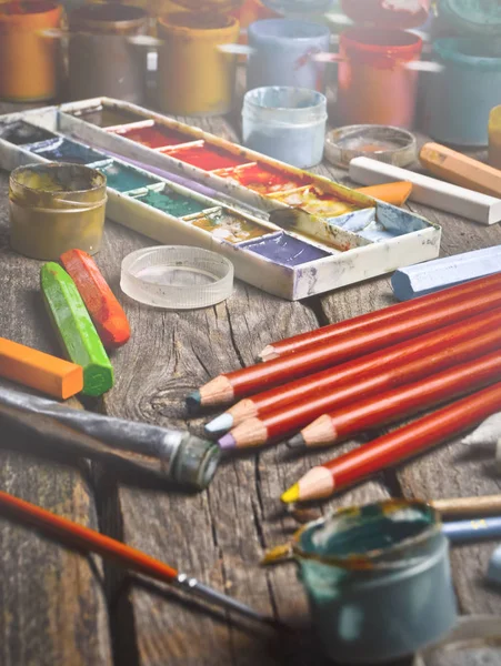 Narzędzia Dla Artysty Inspiracje Tworzenia Obiekty Rysunku Farby Kredki Ołówki — Zdjęcie stockowe