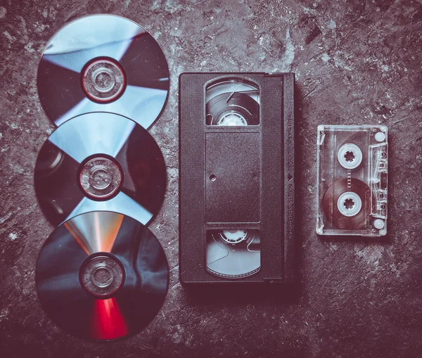 フラット レイアウト ビデオ カセット カセット黒のコンクリート表面に 過去のレトロなメディア技術 トップ ビュー — ストック写真
