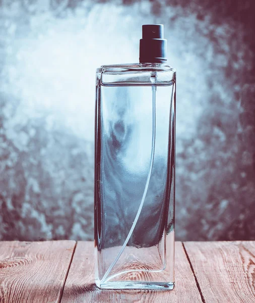 Flaska Transparent Parfym Trähylla Mot Bakgrund Betongvägg Kvinnors Parfym Närbild — Stockfoto