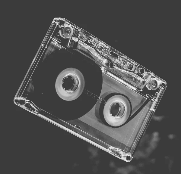 オーディオ カセット テープ浮上 年代からレトロなメディア技術 神秘的な光 — ストック写真