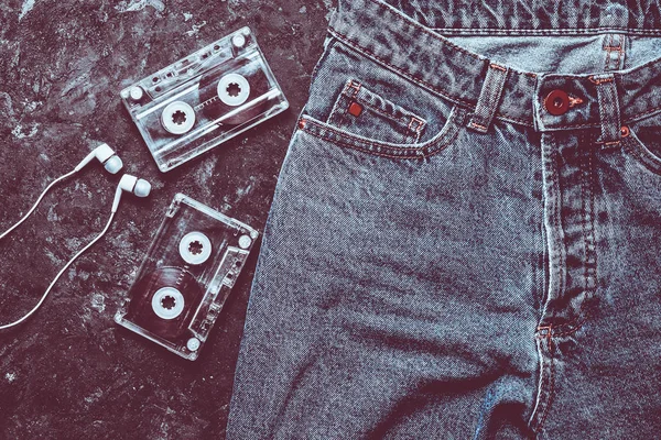 Jeans Audiokassette Kopfhörer Layout Auf Einem Schwarzen Betontisch Konzeptionelles Foto — Stockfoto