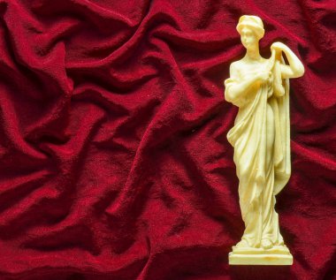 Antika Hatıra Heykel kırmızı ipek zemin üzerine Yunan tanrıçası. Kopya alanı.