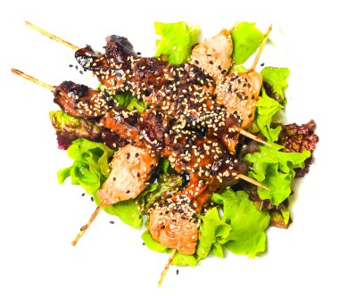 Yakitori susam ile. Kızarmış tavuk karaciğer üzerinde sopa yakın çekim beyaz arka plan üzerinde izole et ve tavuk. Üstten görünüm