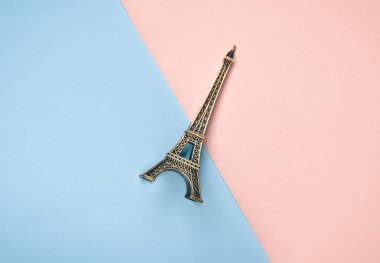 Pastel renkli arka plan üzerinde Eyfel Kulesi Hatıra heykelciği. Minimalizm eğilimini.