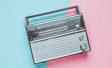 Pastel pembe mavi arka plan üzerinde Retro radyo alıcısı. Medya teknoloji 60s. Üstten Görünüm.