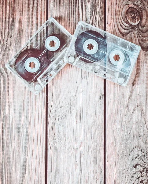 Twee Audiocassettes Een Houten Tafel Retro Mediatechnologie Uit Jaren Liefde — Stockfoto