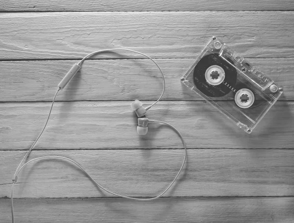 Concept Amour Musique Casque Cassette Audio Sur Une Table Bois — Photo