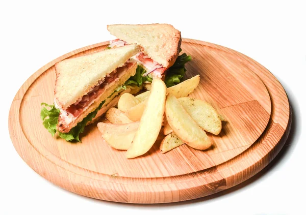 Sandwich Con Patate Forno Una Tavola Legno Isolata Fondo Bianco — Foto Stock