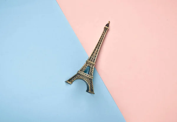 Souvenir Statuette Des Eiffelturms Auf Buntem Pastellgrund Trend Zum Minimalismus — Stockfoto