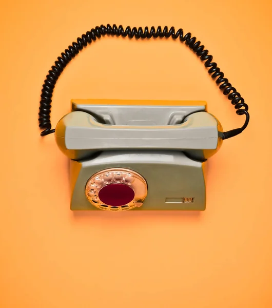 Roterande Retro Telefon Gul Bakgrund Ovanifrån — Stockfoto