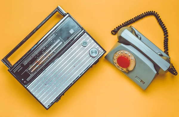 Cultura Degli Anni Ricevitore Radio Telefono Rotativo Sfondo Giallo Dispositivi — Foto Stock