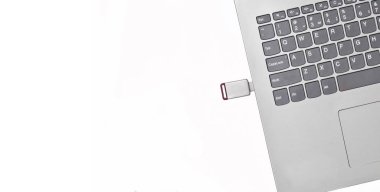 Beyaz bir arka plan üzerinde izole bir dizüstü bilgisayar takılan Usb birden parlamak götürmek. Modern dijital medya.