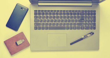 Klavye laptop, akıllı telefon, cüzdan, kalem, usb flaş sürücü beyaz arka plan üzerinde. Freelancing kavramı. Üstten Görünüm.