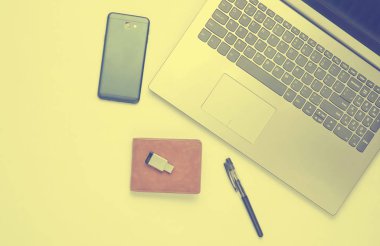 Klavye laptop, akıllı telefon, cüzdan, kalem, usb flaş sürücü beyaz arka plan üzerinde. Freelancing kavramı. Üstten Görünüm.