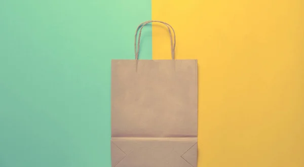 Bolsa Compras Papel Vacía Sobre Fondo Pastel Azul Amarillo Tendencia —  Fotos de Stock