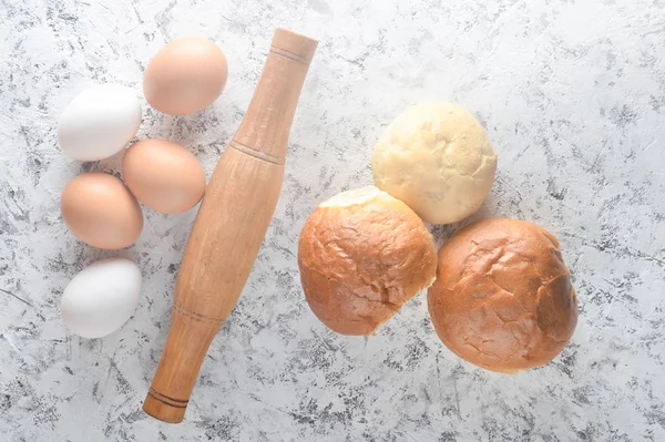 Ингредиенты Приготовления Булочек Дома Яйца Скалка Булочки Белом Бетонном Столе — стоковое фото