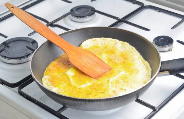 Ocakta bir tavada tavuk yumurtadan kızarmış yumurta omlet. Pişirme işlemi.