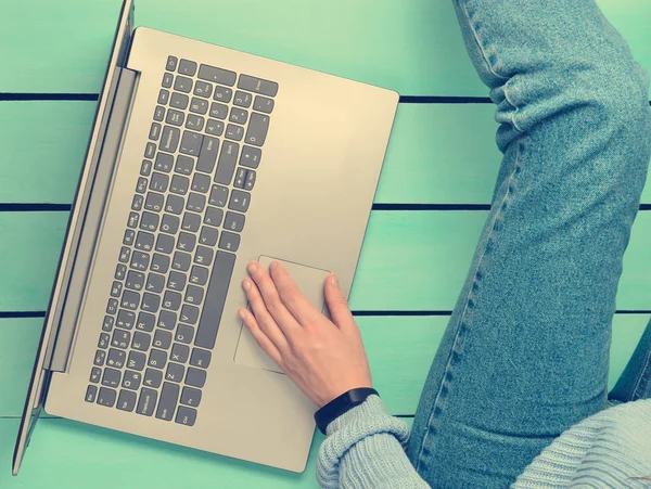 Una Ragazza Moderna Siede Pavimento Legno Blu Utilizza Computer Portatile — Foto Stock