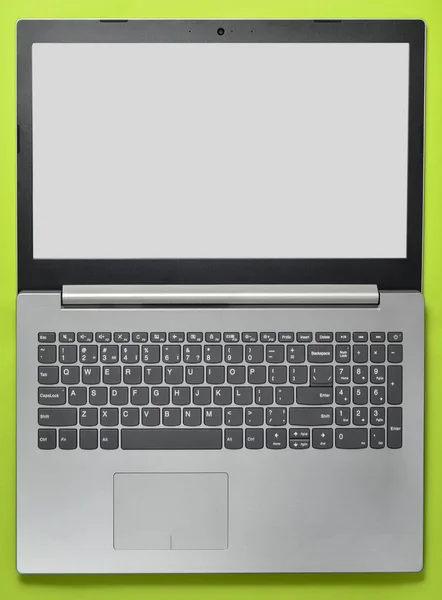Otwórz Laptopa Zielonym Tle Nowoczesne Technologie Komputerowe Widok Góry — Zdjęcie stockowe
