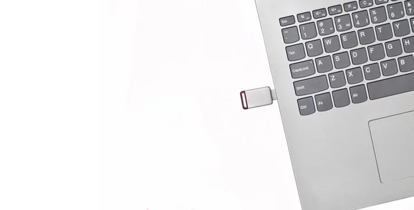 Usb Flash Drive Dimasukkan Dalam Laptop Yang Terisolasi Pada Latar — Stok Foto