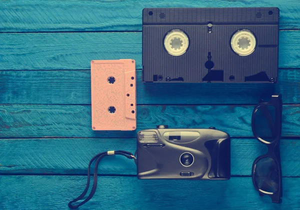 Audio Cassette Vhs Gafas Cámara Película Hipster Sobre Fondo Madera — Foto de Stock