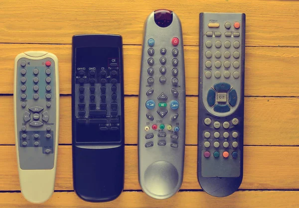 Muchos Controles Remotos Televisión Obsoletos Una Mesa Madera Rústica Amarilla —  Fotos de Stock