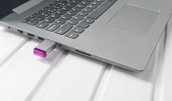 Usb Flash Drive Inserido Tomada Laptop Uma Mesa Madeira Branca — Fotografia de Stock