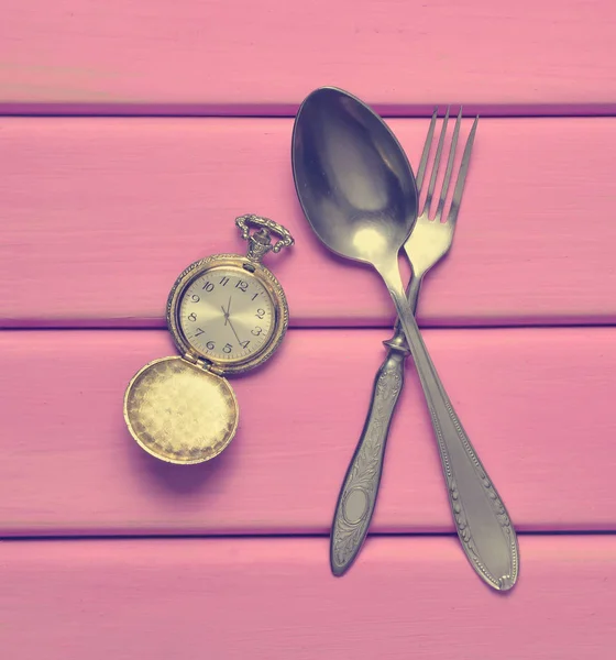 Kieszonkowe Zegarek Łyżka Widelec Różowy Drewnianym Stole Czas Śniadanie Widok — Zdjęcie stockowe