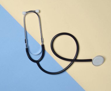 Stetoskop bir pastel renkli arka plan, minimalist eğilim, en iyi görünüm düz yatıyordu. Tıbbi donatımı