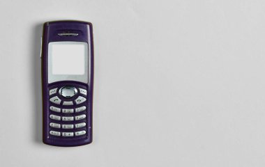 Eski düğmesini telefon ile yeşil bir arka plan üzerinde kopya alanı için bir perde. Minimalist eğilim