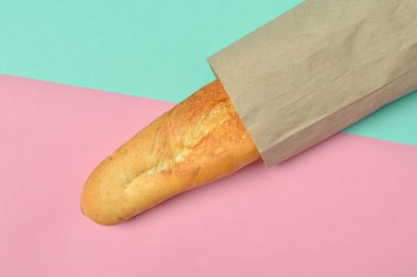 Fransız baget pastel bir arka plan üzerinde. Minimalist eğilim. Üstten görünüm