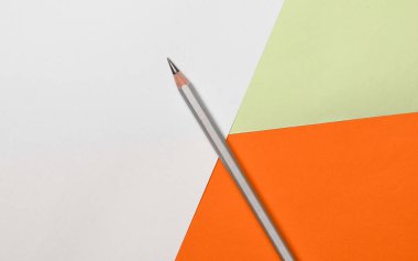 Minimalist arka plan kopya alanı, beyaz kağıdın için. Renkli bir arka plan üzerine kalem