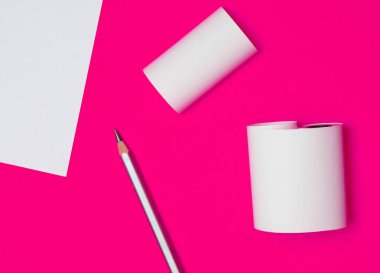 Minimalist arka plan kopya alanı, beyaz kağıdın için. Sarı bir arka plan üzerinde kalem