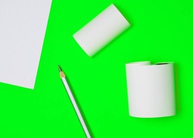 Minimalist arka plan kopya alanı, beyaz kağıdın için. Sarı bir arka plan üzerinde kalem