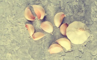 Bir gri beton yüzeyinde diş sarımsak