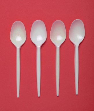 Plastik kaşık yeşil bir arka plan üzerinde piknik için. Üstten görünüm